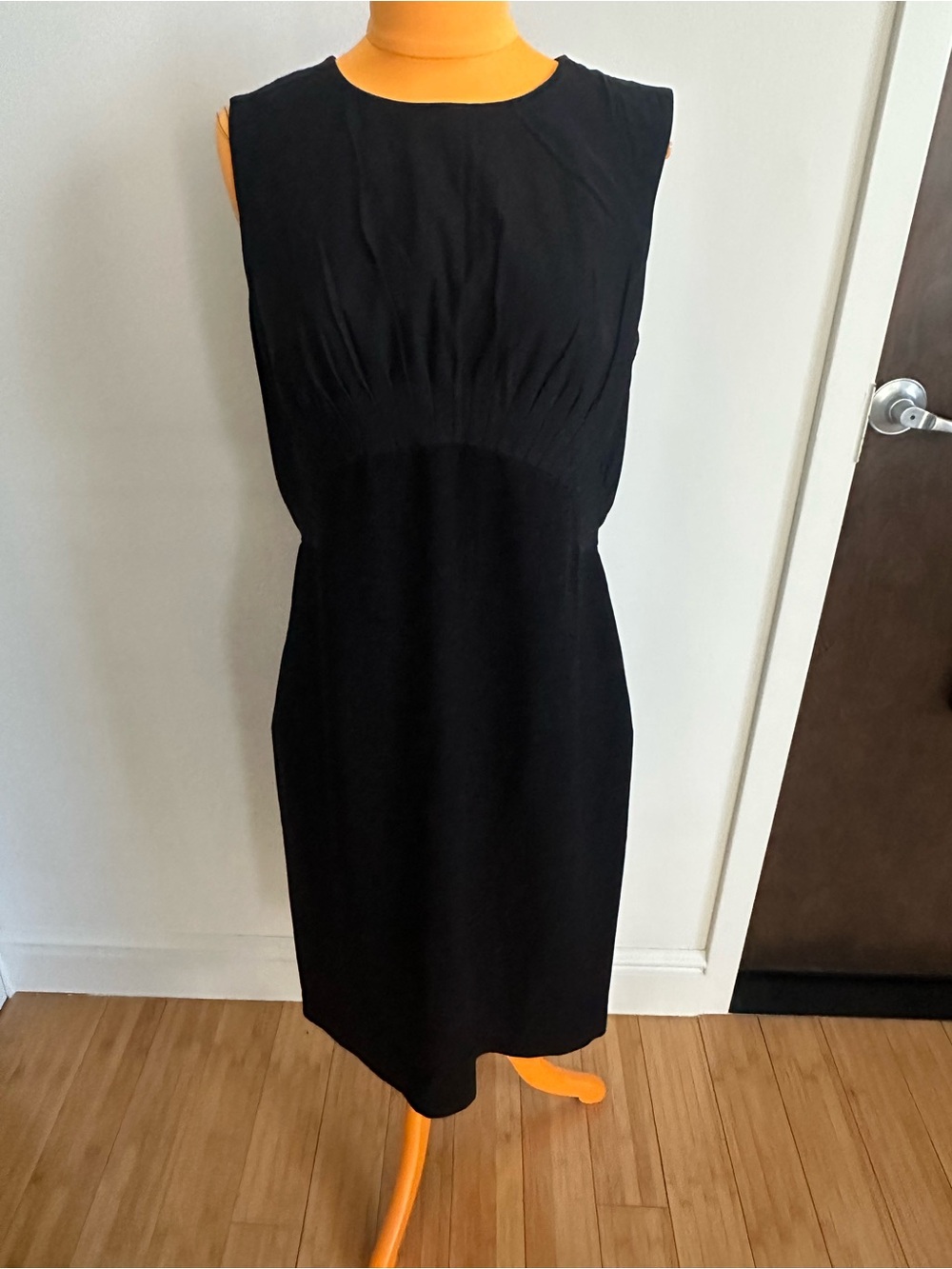 Diane von Furstenberg Black Sleeveless Pleated Empire Waist Sheath Dress Sz 8